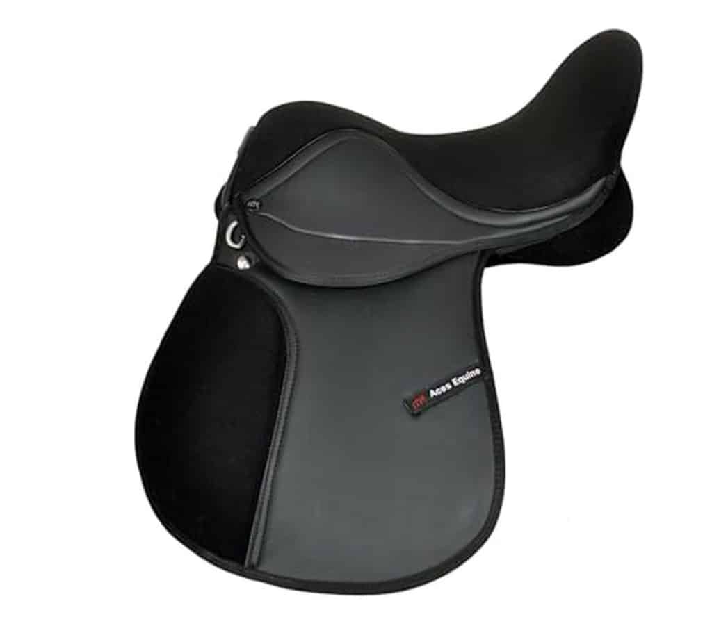 Test de la selle synthétique Aces Equine avec siège en daim noir