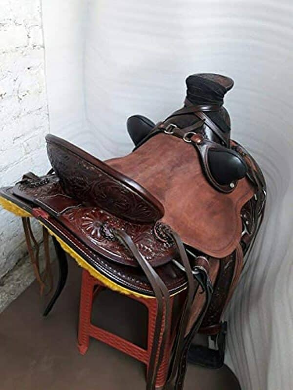 Découvrez notre test complet de la selle western en cuir robuste de Equestrian Universe : confort, qualité et durabilité au rendez-vous pour les passionnés d'équitation western.